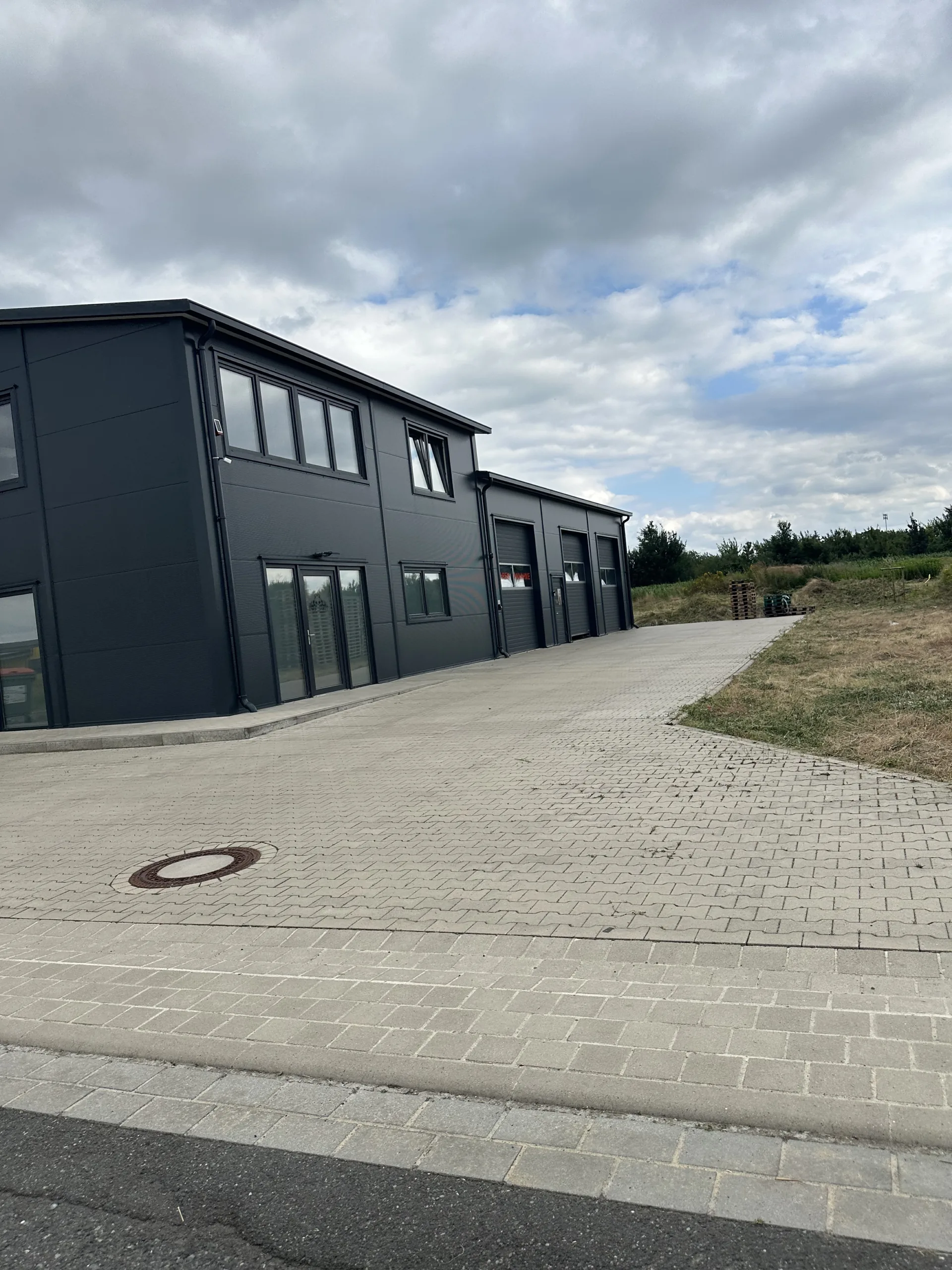 Container und Halle rentahall Vechelde, bewölkter Tag